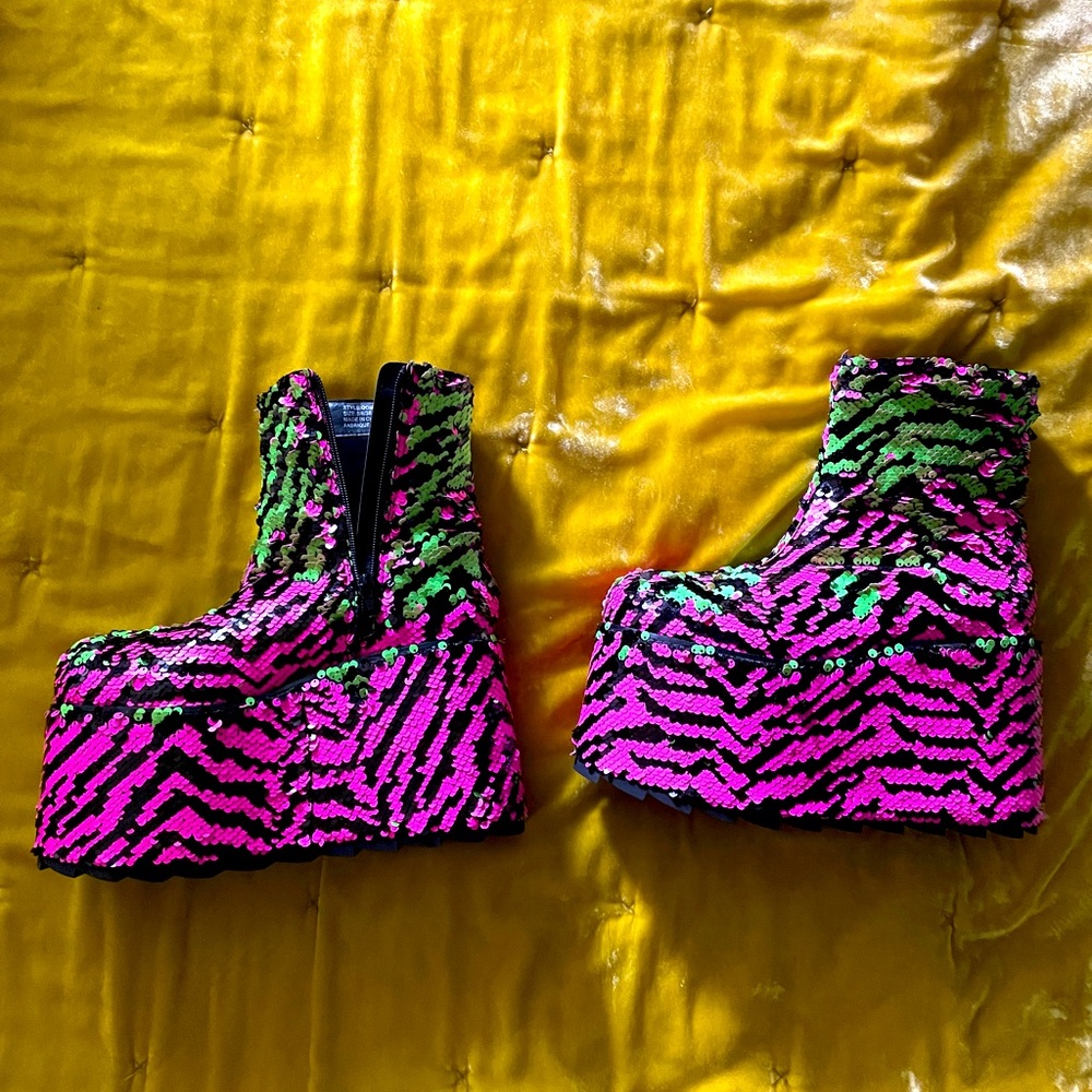 YRU size 8 sequin platform shoes